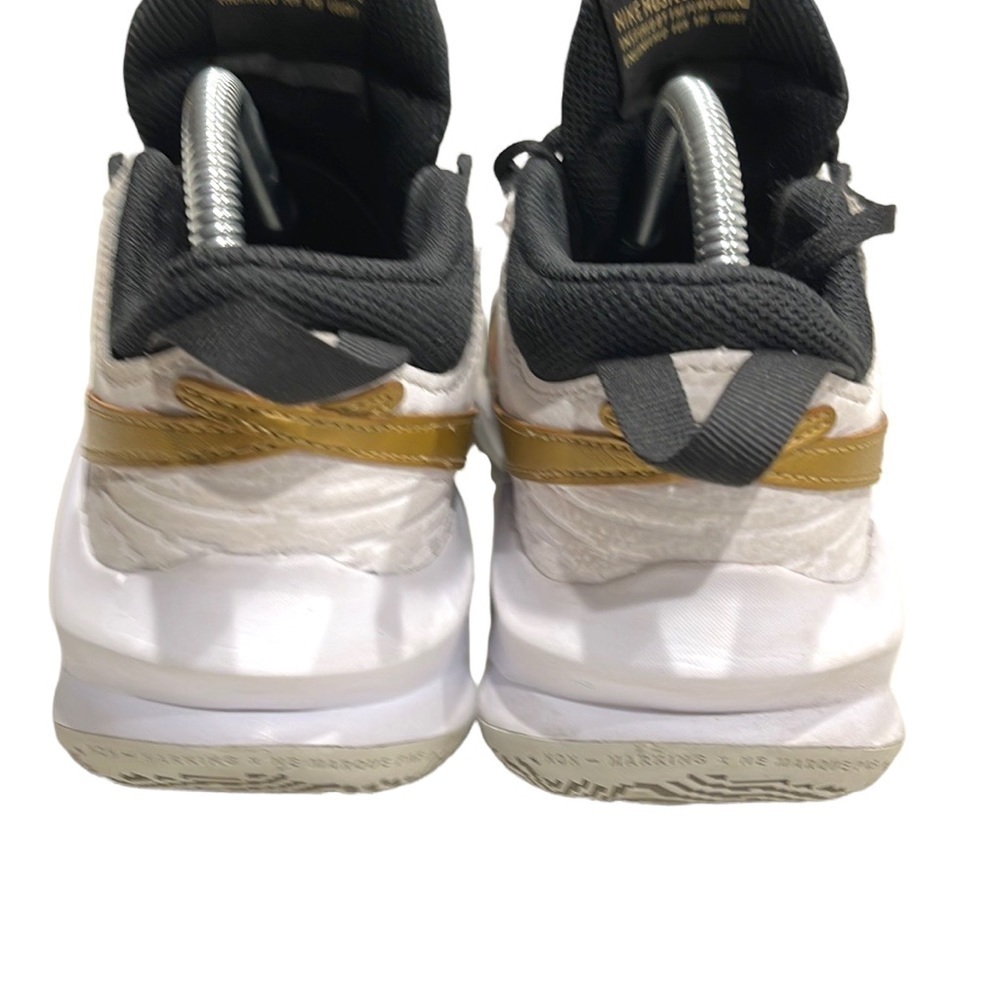 NIKE Hustle D 10 Big Kids Basketball Shoes Sneakers SZ 5Y black gold - Picture 5 of 9